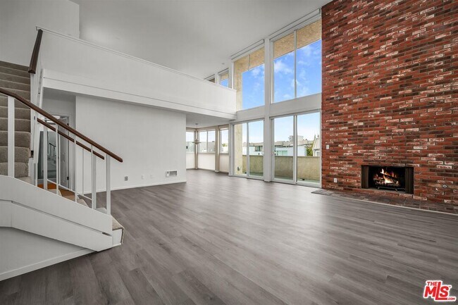 30 Driftwood St in Marina Del Rey, CA - Foto de edificio - Building Photo