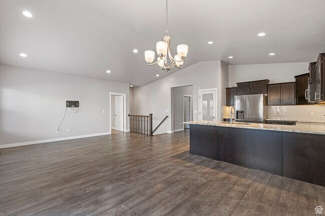 512 W Sunland Dr in Draper, UT - Building Photo - Building Photo