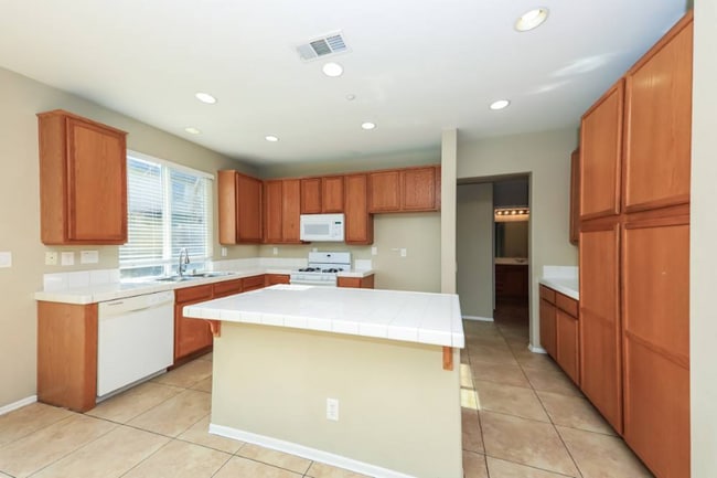 6932 Lisa Dr in Fontana, CA - Building Photo - Building Photo