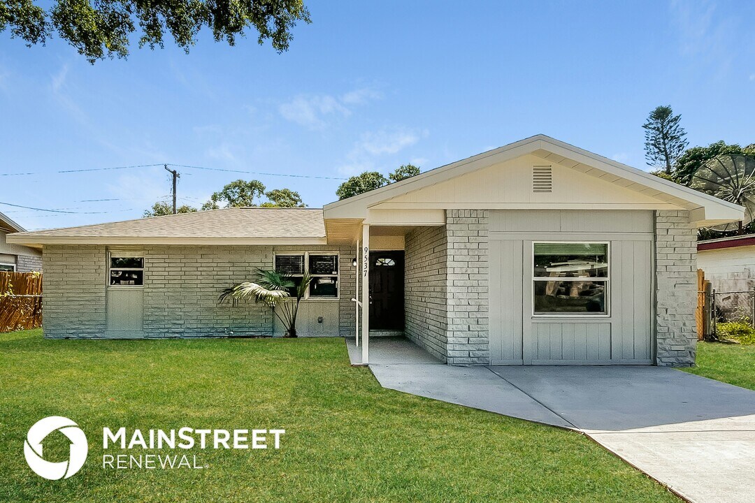 9537 Groveland St in Seminole, FL - Foto de edificio