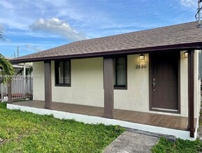 2470 NW 55th St in Miami, FL - Building Photo - Building Photo
