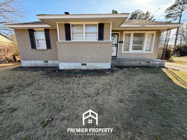 property at 4433 E Mallory Ave