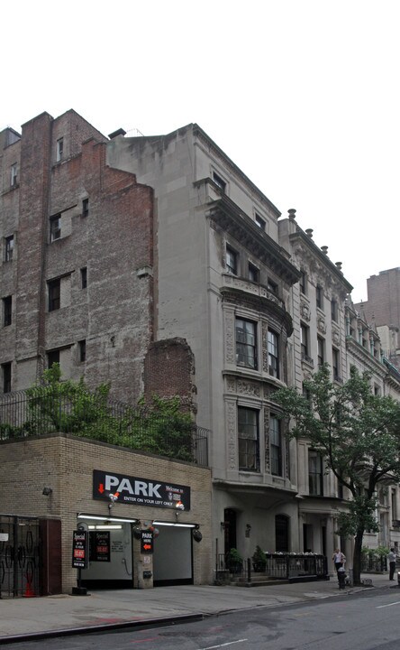 5 E 67th St in New York, NY - Building Photo