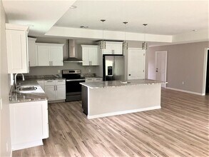 12053 Centralia Rd in Brooksville, FL - Building Photo - Building Photo
