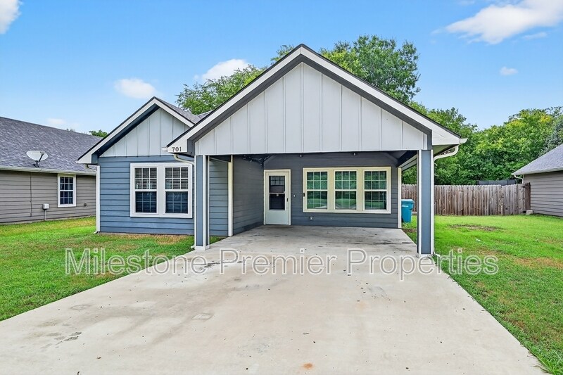 701 S Binkley St in Sherman, TX - Building Photo
