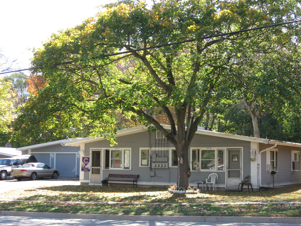 613 W Main St in Cary, IL - Building Photo