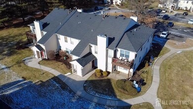 455 Hawthorne Pl in Morganville, NJ - Foto de edificio - Building Photo