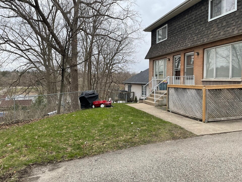 9 Todd St in Cambridge, ON - Building Photo