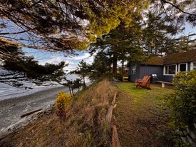 1826 Astra Rd in Comox, BC - Building Photo