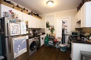 1112 W Lill Ave, Unit J06P in Chicago, IL - Building Photo