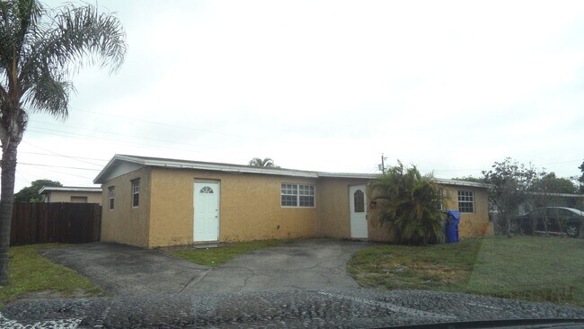 700 N 70th Ave in Hollywood, FL - Foto de edificio - Building Photo