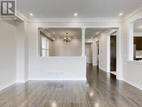 224 Aspenwood Dr in Newmarket, ON - Building Photo - Building Photo