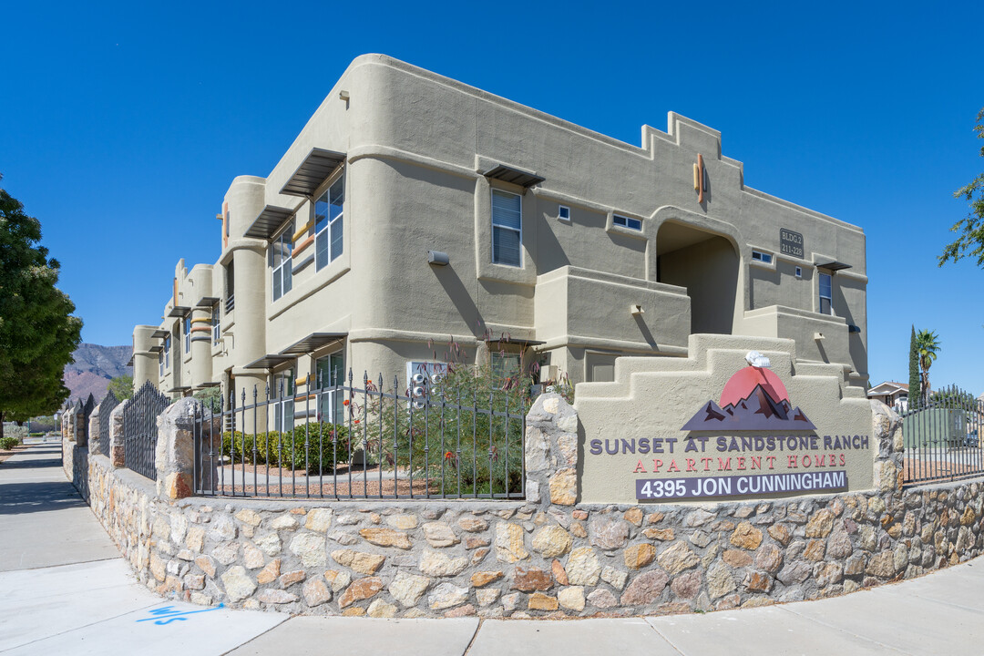 Sunset at Sandstone Ranch in El Paso, TX - Foto de edificio