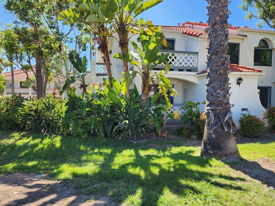 13272 Salmon River Rd, Unit 104 in San Diego, CA - Foto de edificio