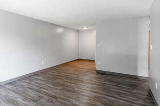 Clear Brook Apartments in St. Cloud, MN - Building Photo - Interior Photo