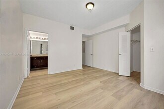 1210 Sorrento Dr in Weston, FL - Foto de edificio - Building Photo