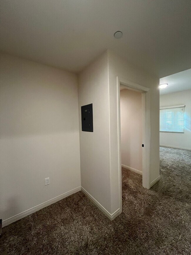 3880 State St in Santa Barbara, CA - Foto de edificio - Building Photo