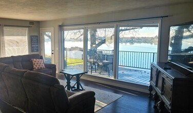 3312 W Lakeshore Dr, Unit 3312 lakeshore Dr Upper#A in Moses Lake, WA - Building Photo - Building Photo