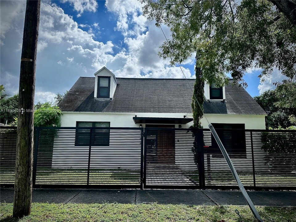 742 NW 50th St in Miami, FL - Building Photo