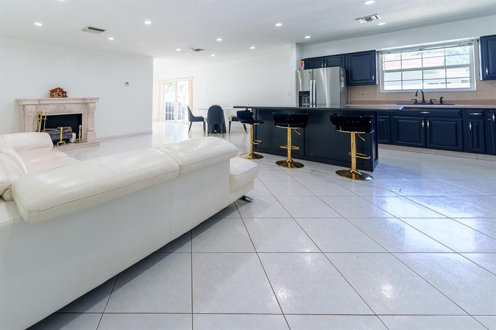 2011 N 43rd Ave in Hollywood, FL - Building Photo