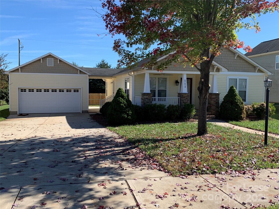 111 Kingsgate Ct in Statesville, NC - Building Photo