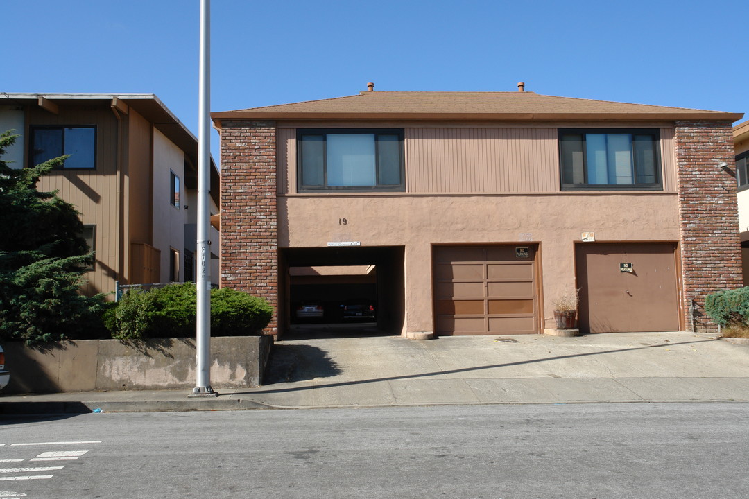 19 Broadway in Millbrae, CA - Building Photo