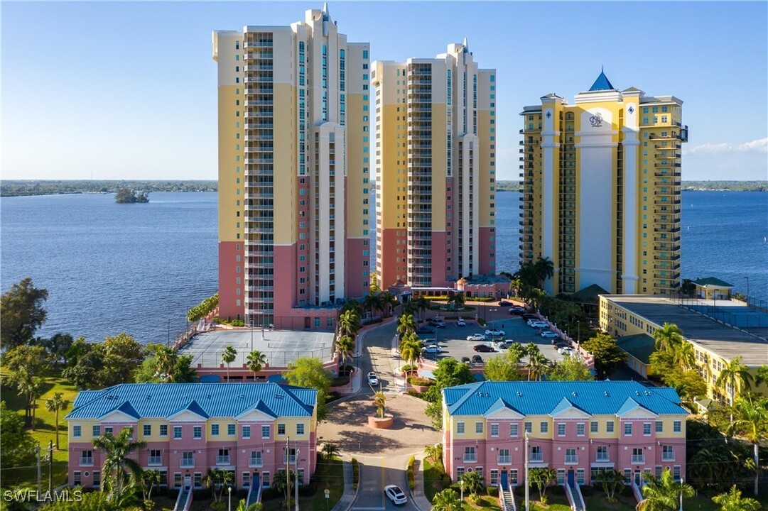 2745 First St in Ft. Myers, FL - Building Photo