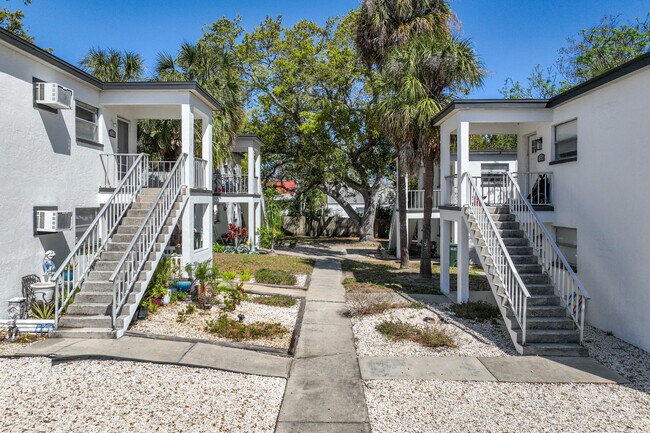 334 4th St SW in Largo, FL - Building Photo - Building Photo