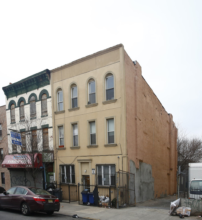 433 Wilson Ave in Brooklyn, NY - Building Photo