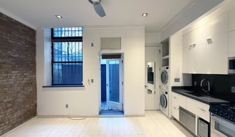 204 E 75th St in New York, NY - Building Photo