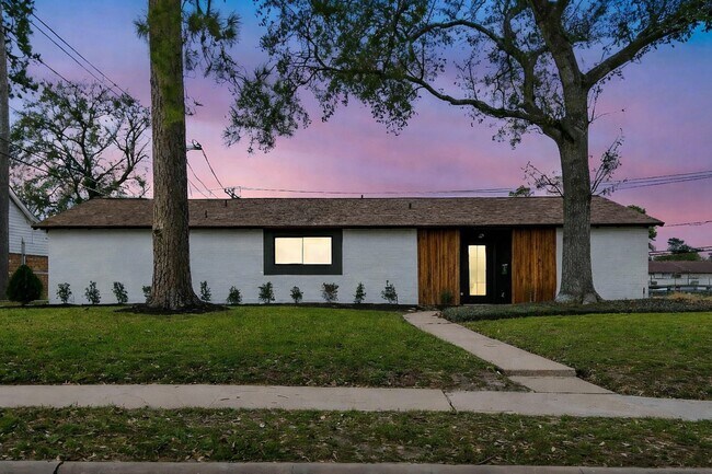 6002 Greenmont Dr in Houston, TX - Foto de edificio - Building Photo