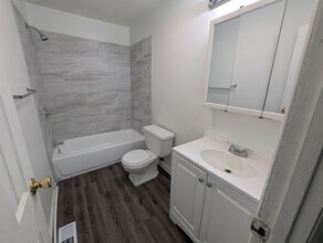 136 Colonial Square Pl in Lindenwold, NJ - Building Photo - Building Photo