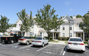 Greenview Commons 55+ in Oakdale, NY - Foto de edificio - Building Photo