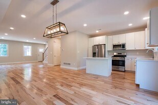 90 Main St in Schwenksville, PA - Building Photo