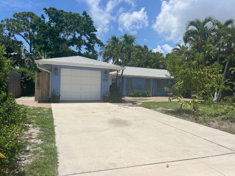 1287 Cooper Dr in Naples, FL - Building Photo
