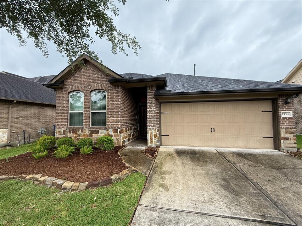 19319 Anchor Bay Ln in Humble, TX - Building Photo