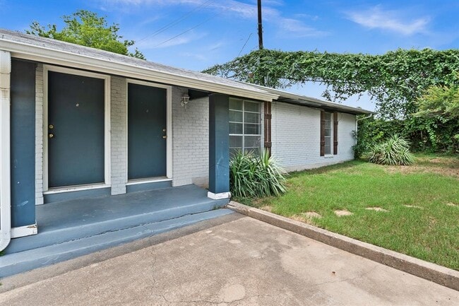 property at 2712 St Edwards Cir