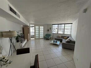 870 Brickell Bay Dr in Miami, FL - Building Photo - Building Photo