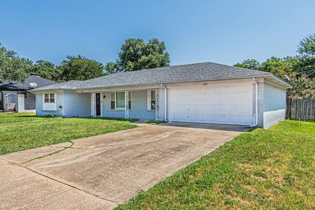 1805 W Cedar Elm Dr in Arlington, TX - Building Photo - Building Photo