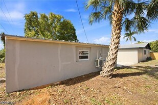 1640 Daniels Dr in North Fort Myers, FL - Building Photo