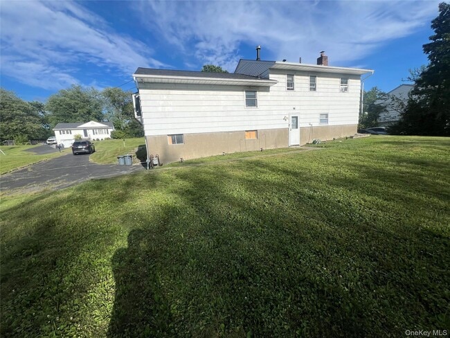 21 Carriage Dr in Newburgh, NY - Building Photo - Building Photo