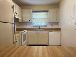 2101 Woolbright Rd in Boynton Beach, FL - Foto de edificio - Building Photo