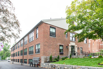 Schoolhouse Commons in Reading, MA - Foto de edificio - Building Photo