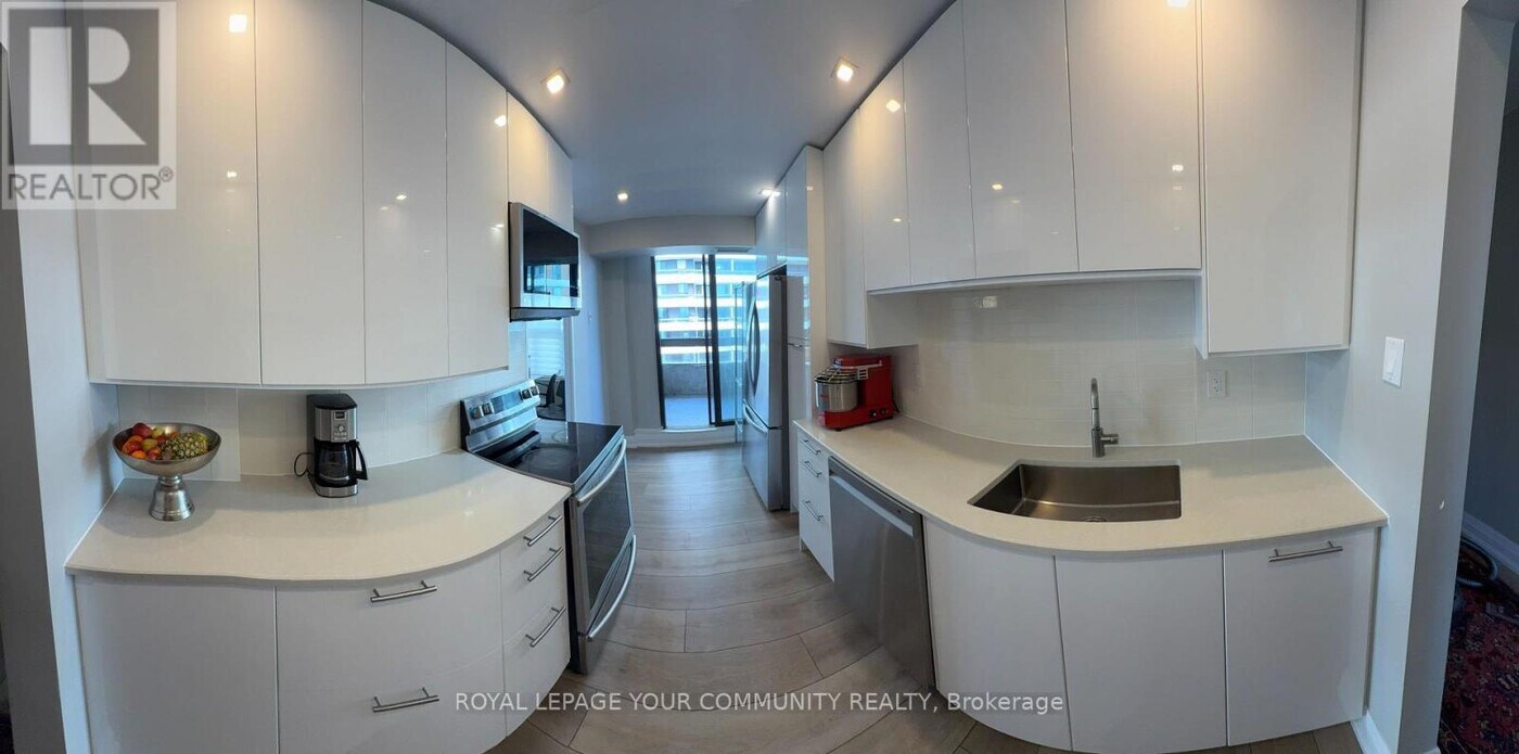 80 Quebec Ave in Toronto, ON - Building Photo