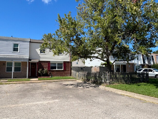 property at 1211 Warwick Dr