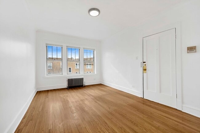 4742 W Roscoe St in Chicago, IL - Building Photo - Building Photo