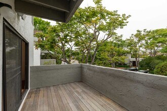 8740 Villa La Jolla Dr in San Diego, CA - Building Photo - Building Photo