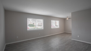 Crossroads Landing in Norfolk, VA - Building Photo - Interior Photo