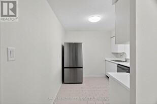 326-326 Major Mackenzie Dr E in Richmond Hill, ON - Building Photo
