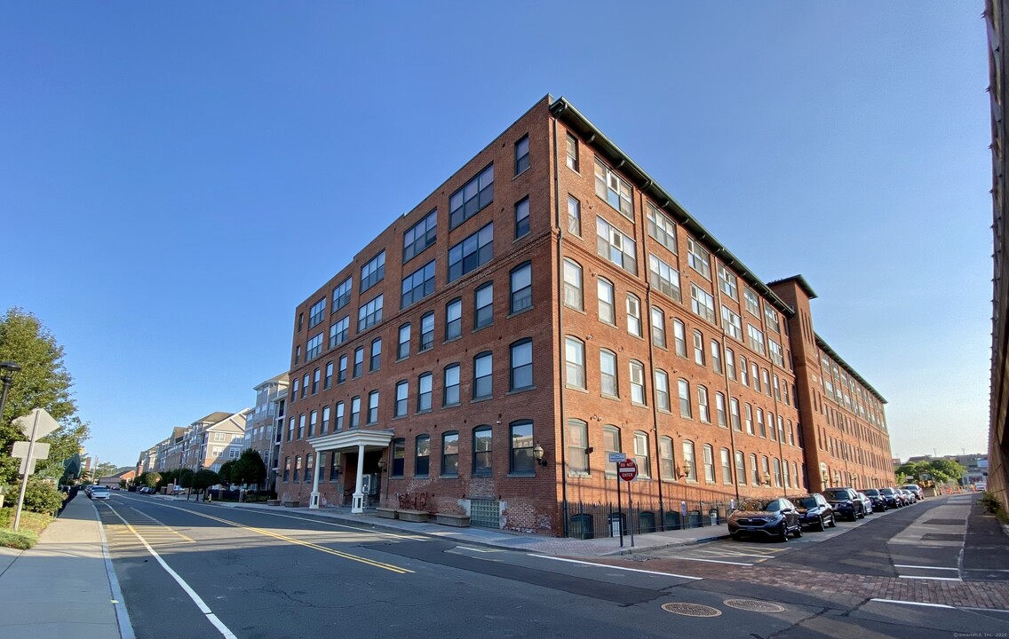 145 Canal St E in Shelton, CT - Building Photo